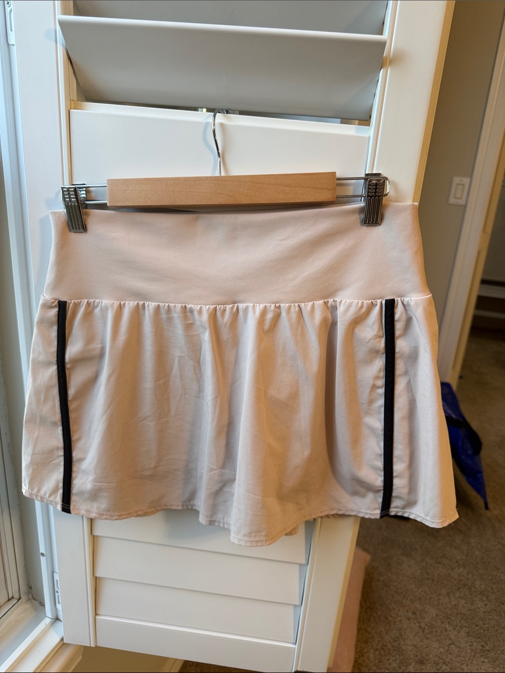JoyLab skort - tan/beige with black piping